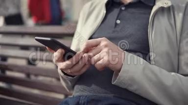 一个男人拿着手机，用<strong>无线上网</strong>看一家网上商店
